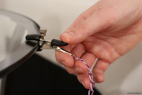 脚の長いチェコ人形ゼナ・リトルはオナニーする前に下着を脱ぐ