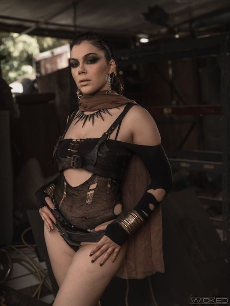 イタリアの熟女ヴァレンティーナ・ナッピが大きなおっぱいとお尻を野外で犯される