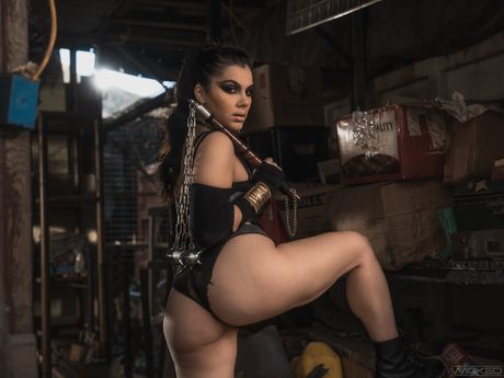 イタリアの熟女ヴァレンティーナ・ナッピが大きなおっぱいとお尻を野外で犯される