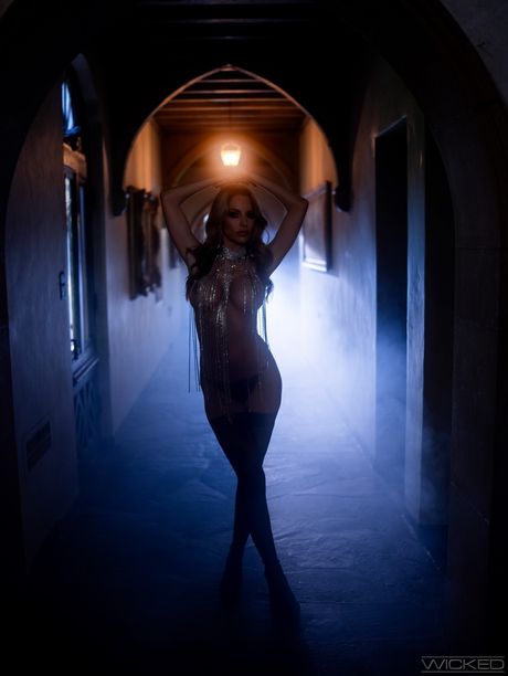 金髪のアメリカ人キュートなキミー・グレンジャーがコスプレ姿で興奮した男に犯される