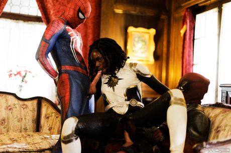 黒人アメリカ人美女のアンナ・フォックスが2人の白人男性にダブルファックされる