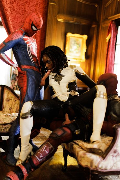 黒人アメリカ人美女のアンナ・フォックスが2人の白人男性にダブルファックされる