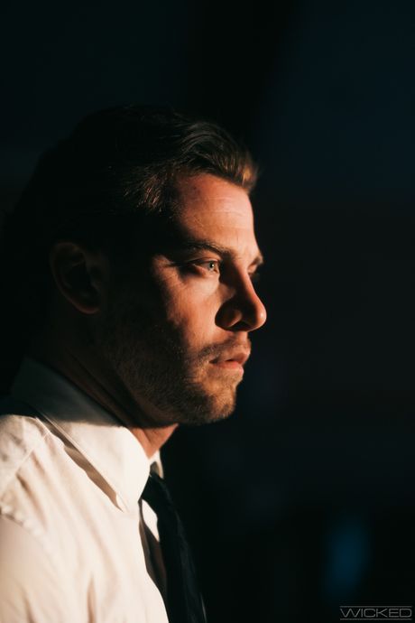 金髪のアメリカ人美女キアラ・コールは膣ファックの前にオマンコを舐められる