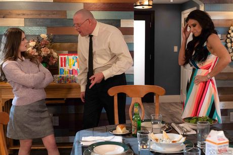 素晴らしいアメリカ人のクーガー、インディア・サマーはキッチンでマンコを舐められ、いいチンコをされる