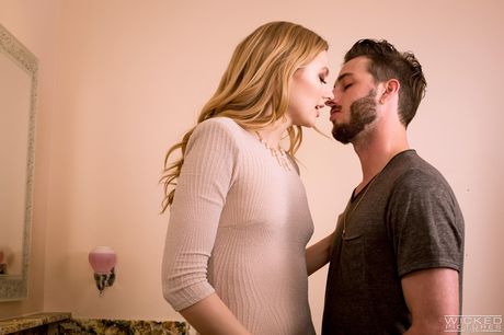 金髮美國寶貝 Alexa Grace 在陰道性交前脫光衣服