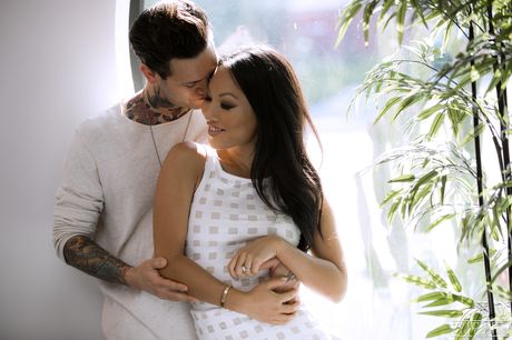 Kæresten Asa Akira bliver kneppet af sin kæreste