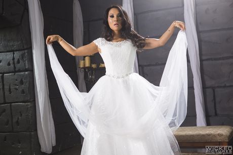 亞洲熟女 Asa Akira 在後院被幹嘴和陰戶