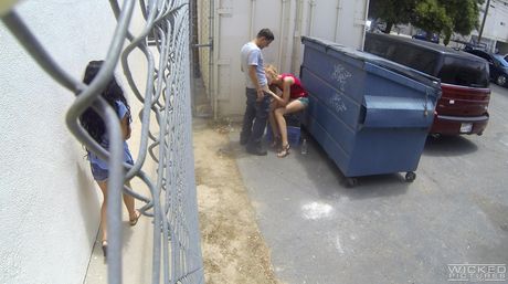 金髮美國娃娃 Alexa Grace 在街頭被幹