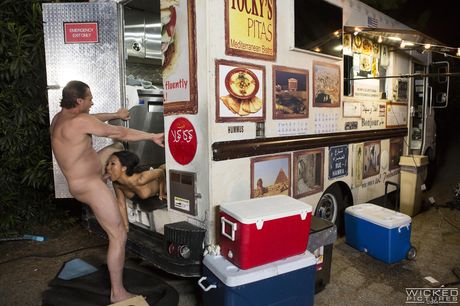 巨乳のアジア人熟女アサ・アキラがキッチンでオマンコを掘られる