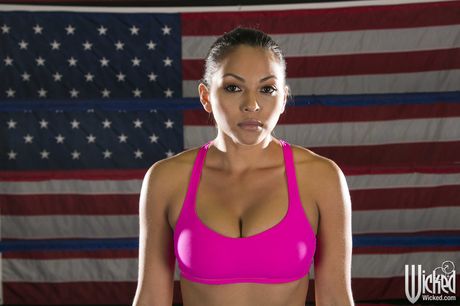 黒髪のアメリカ人、フィリピン人、メキシコ人の熟女アドリアナ・ルナがマンコを舐められ、いいチンコをされる