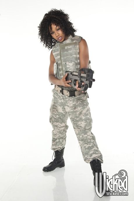 ホットなアメリカの黒檀MILFミスティ・ストーンは、屋外で彼女の猫を満たされます