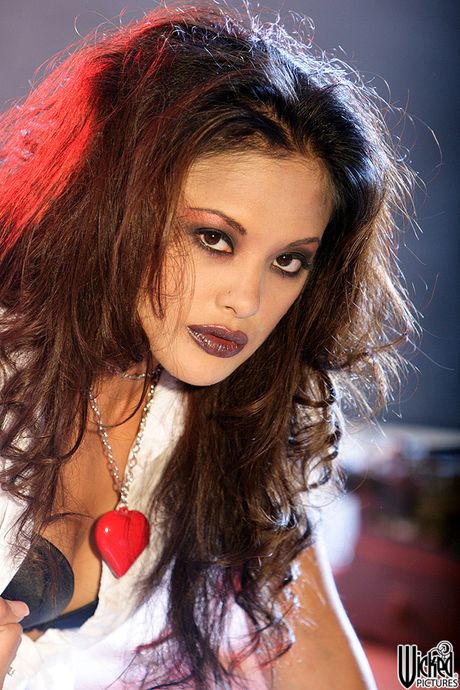 アジアンドールのケイラニ・レイがチェック柄のスカートをはきながらオマンコを弄ぶ