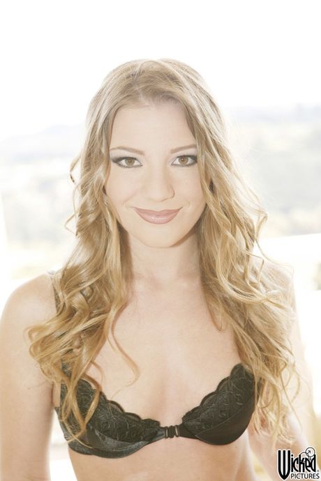 金髮美國熟婦奧羅拉·斯諾脫光衣服，在辦公室展示她的裸體照片