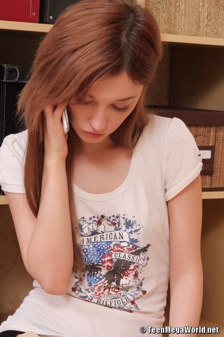 苗條的俄羅斯封面女郎 Juliya C 在單人口交中被雞巴塞滿