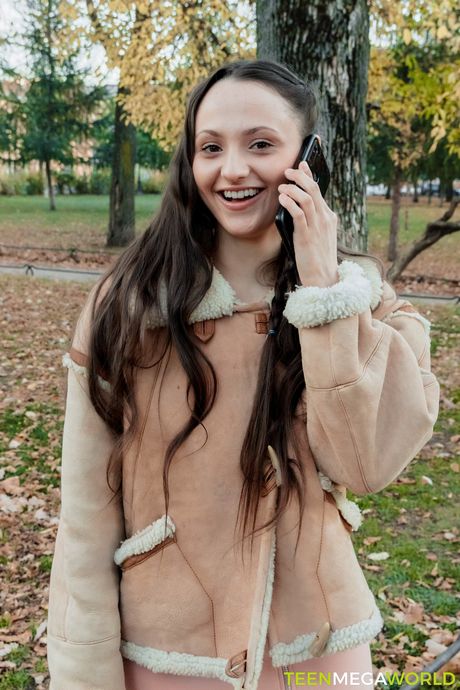 スリムなロシアのカバーガール、クリンジ・ベイビーがリビングルームで義理の兄に犯される