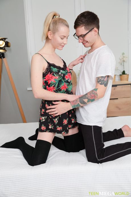 Sød russisk blondine Alice Paradise får sin twat fyldt og ansigt jizzed