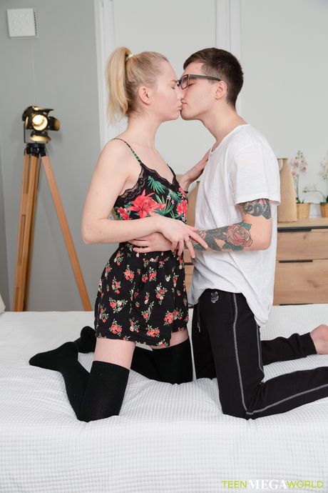 Sød russisk blondine Alice Paradise får sin twat fyldt og ansigt jizzed