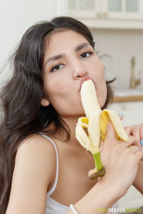 黒髪の10代のムーランが、チェック柄のスカートで黒人のルームメイトを誘惑する