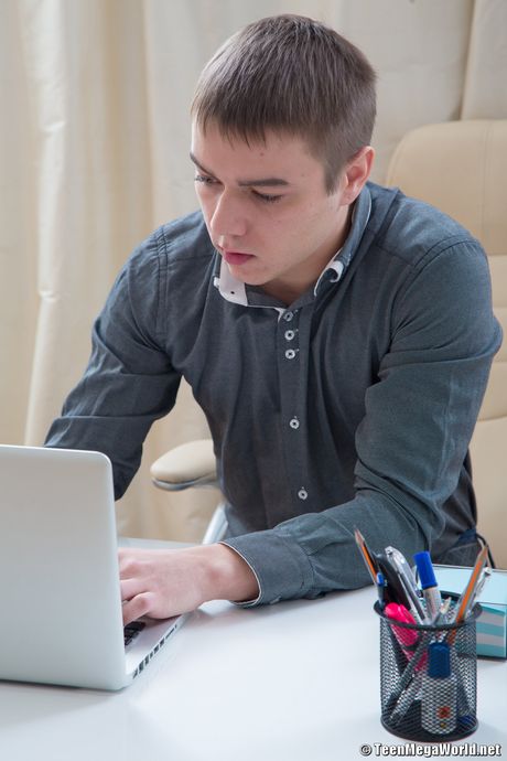 Brunette russisk teenager Engi får sin fisse boret af sin kæreste