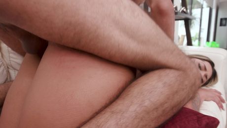 Latina pigen Maj Akemi får hendes røv slikket, før hun bliver kneppet