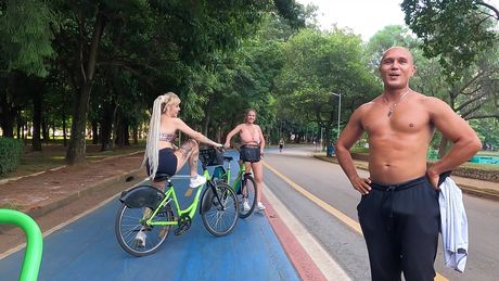 寶貝 Larissa Leite 和她的朋友 Kyra Sex 進行三人性愛