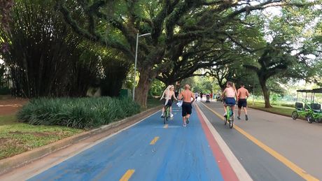 寶貝 Larissa Leite 和她的朋友 Kyra Sex 進行三人性愛