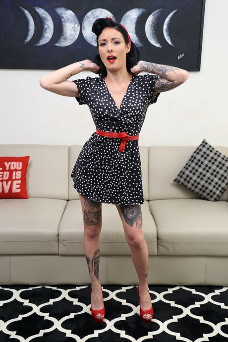 黑髮巴西少女 Cris Bathory 在群交中被雙重操