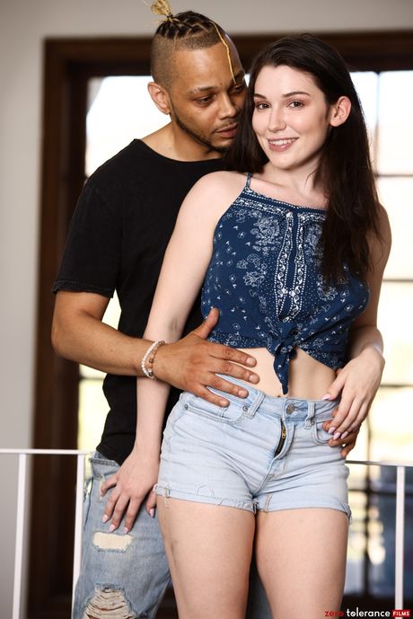 Brunette amerikansk babe Lily Lou får sin twat fyldt med en stor sort pik